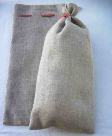 Hiro Jute Deco zakje   50 x 23 cm met roodtextielbandje.