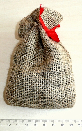 Hiro Jute Deco zakje   12 x 8 cm met roodtextielbandje
