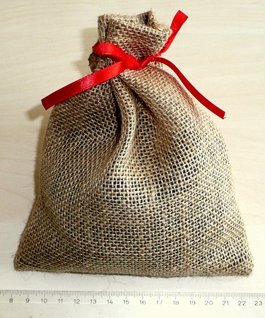 Hiro Jute Deco zakje   18 x 14 cm met roodtextielbandje