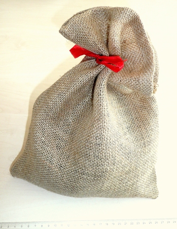Hiro Jute Deco zakje   25 x18 cm met roodtextielbandje